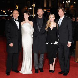 Russell Crowe, Anne Hathaway, Hugh Jackman, Amanda Seyfried y Tom Hooper en el estreno de 'Los Miserables'