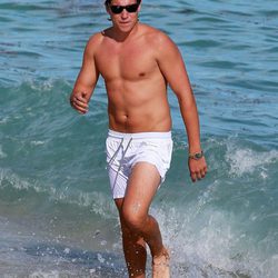 Vito Schnabel con el torso desnudo