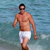 Vito Schnabel con el torso desnudo