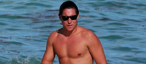 Vito Schnabel con el torso desnudo