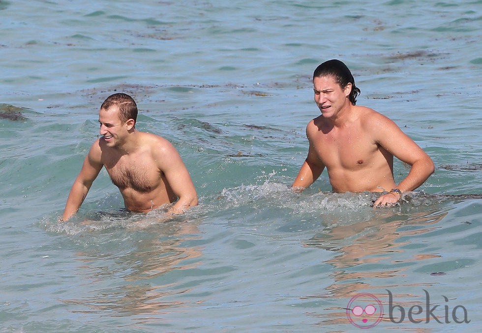 Vito Schnabel bañándose con un amigo en las aguas de Miami Beach