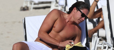 Vito Schnabel descansando y leyendo en las playas de Miami Beach