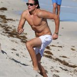 El toyboy de Demi Moore, Vito Schnabel en la playa