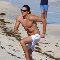 El toyboy de Demi Moore, Vito Schnabel en la playa