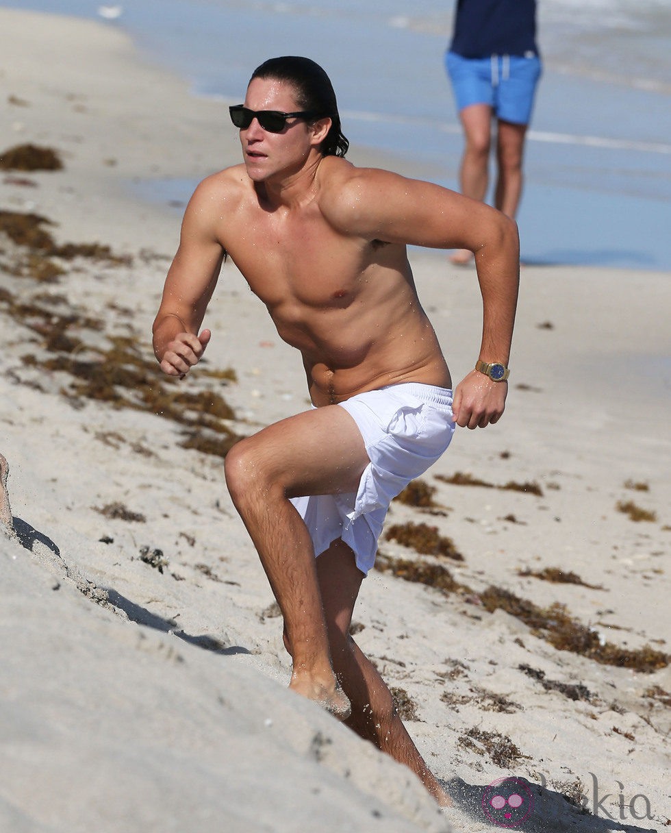 El toyboy de Demi Moore, Vito Schnabel en la playa