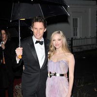 Eddie Redmayne y Amanda Seyfried en los Military Awards 2012