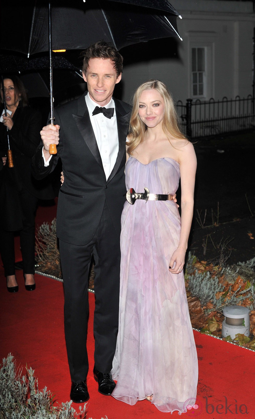 Eddie Redmayne y Amanda Seyfried en los Military Awards 2012