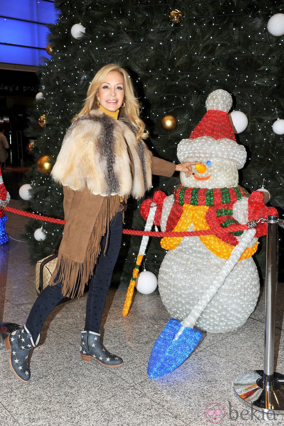 Carmen Lomana inaugura el decorado de Navidad de la estación del AVE de Málaga