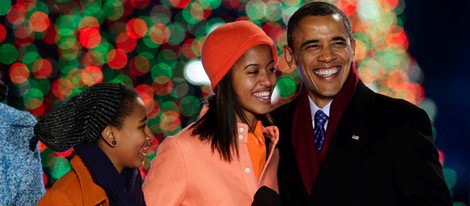 Barack Obama, Sasha y Malia cantando en el encendido de luces del árbol de navidad