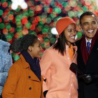 Barack Obama, Sasha y Malia cantando en el encendido de luces del árbol de navidad