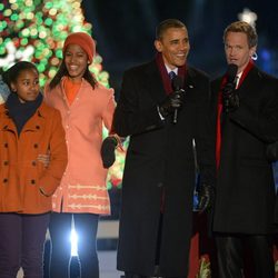 Barack Obama, Michelle, Malia y Sasha cantando con Neil Patrick Harris y Rico Rodriguez