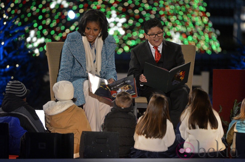 Michelle Obama y Rico Rodriguez leyendo un poema