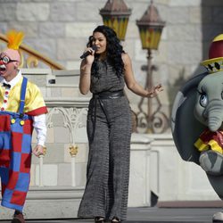 Jordin Sparks cantando en la apertura de lo nuevo de New Fantasyland