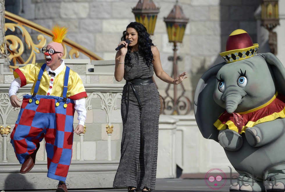 Jordin Sparks cantando en la apertura de lo nuevo de New Fantasyland