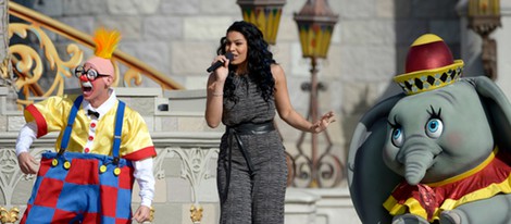 Jordin Sparks cantando en la apertura de lo nuevo de New Fantasyland