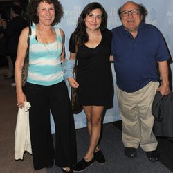 Danny DeVito, Rhea Perlman y Lucy DeVito en la premiere de la película 'Sleepwalk With Me'