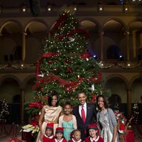 Barack y Michelle Obama junto a Sasha y Malia con los expacientes del Centro Médico Infantil