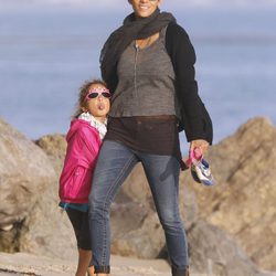 Halle Berry pasea por la playa con su hija Nahla que saca lengua divertida