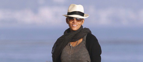 Halle Berry pasea por la playa con su hija Nahla que saca lengua divertida