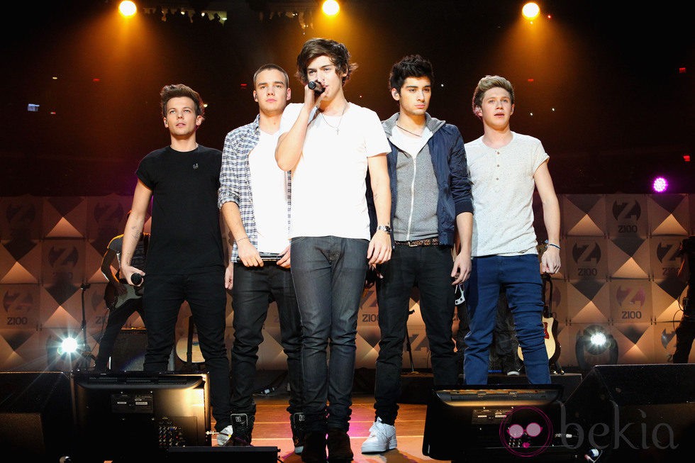 One Direction durante su actuación en el Jingle Ball 2012