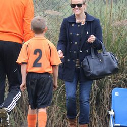 Reese Witherspoon muy sonriente durante el partido de su pequeño Deacon