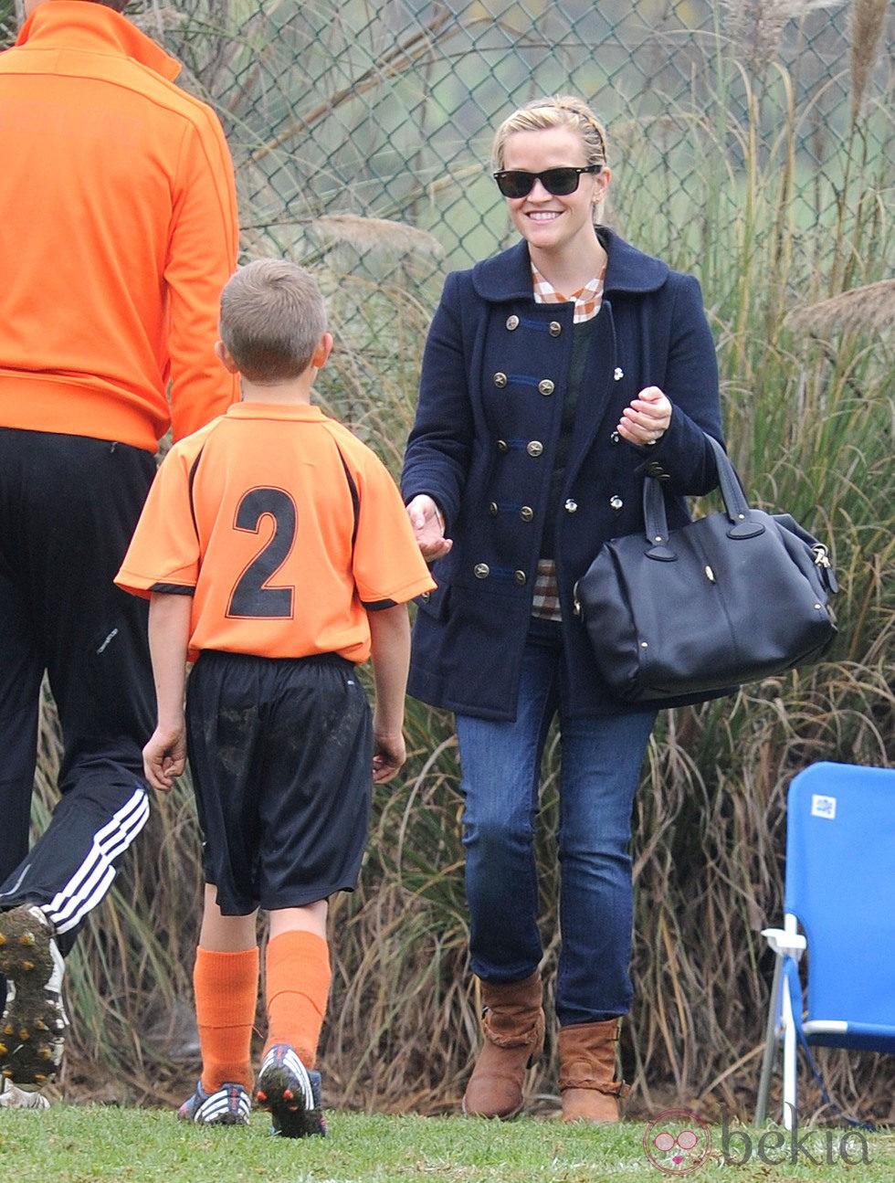 Reese Witherspoon muy sonriente durante el partido de su pequeño Deacon