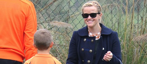 Reese Witherspoon muy sonriente durante el partido de su pequeño Deacon