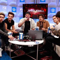 One Direction and con el Dj JJ en la Z100 Artist Gift Lounge