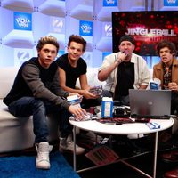 One Direction and con el Dj JJ en la Z100 Artist Gift Lounge