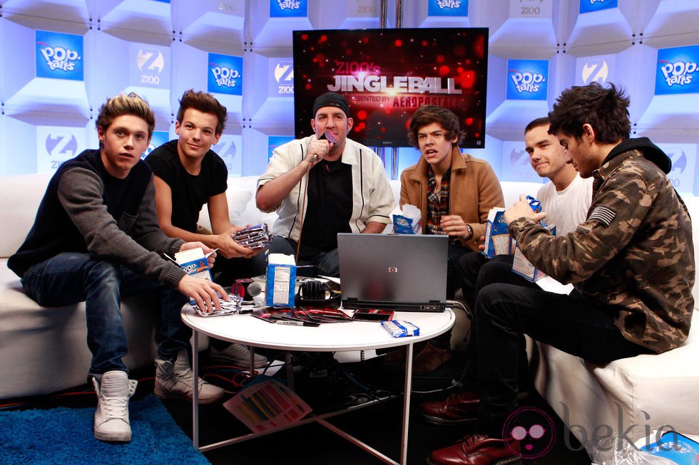 One Direction and con el Dj JJ en la Z100 Artist Gift Lounge