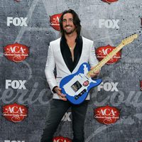 Jake Owen con su premio en los American Country Awards 2012