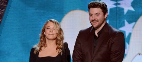 LeAnn Rimes y Chris Young entregando un premio en los American Country Awards 2012