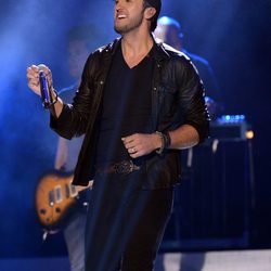 Luke Bryan actuando en los American Country Awards 2012