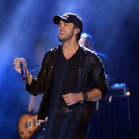 Luke Bryan actuando en los American Country Awards 2012