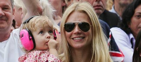 Gwyneth Paltrow con su hija Apple en brazos