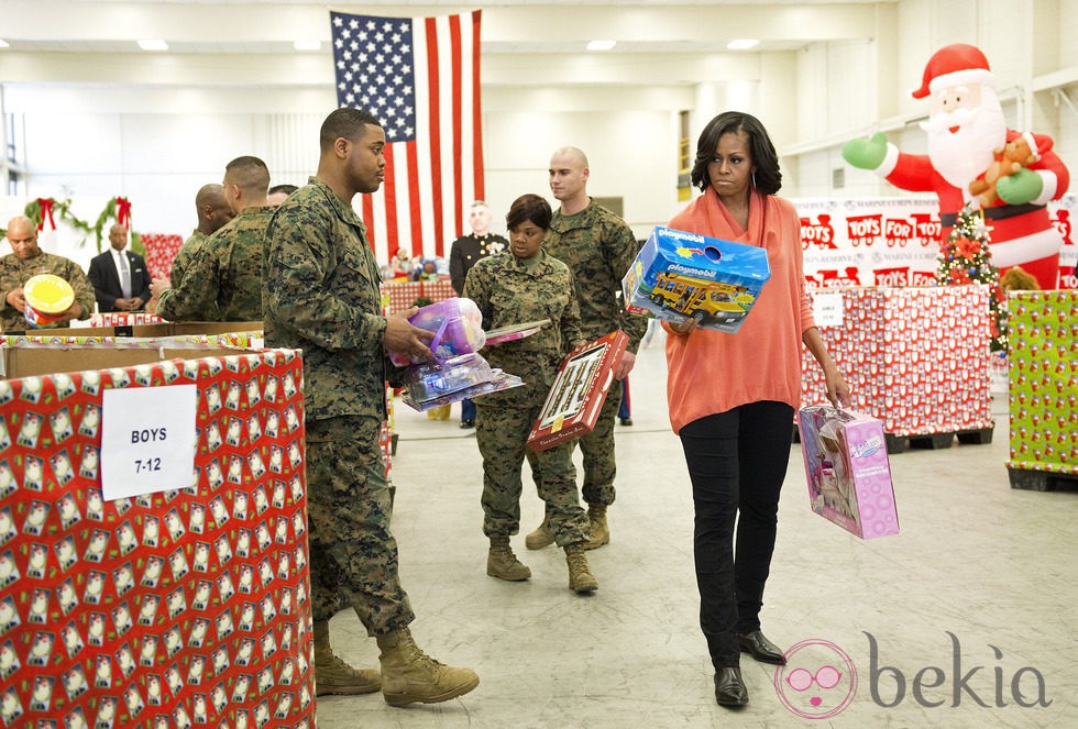 Michelle Obama repartiendo regalos en la campaña 'Juguetes para Todos'