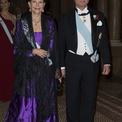 Los Reyes Carlos Gustavo y Silvia de Suecia en la cena de los Nobel 2012