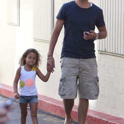 Gabriel Aubry de la mano con su hija Nahla