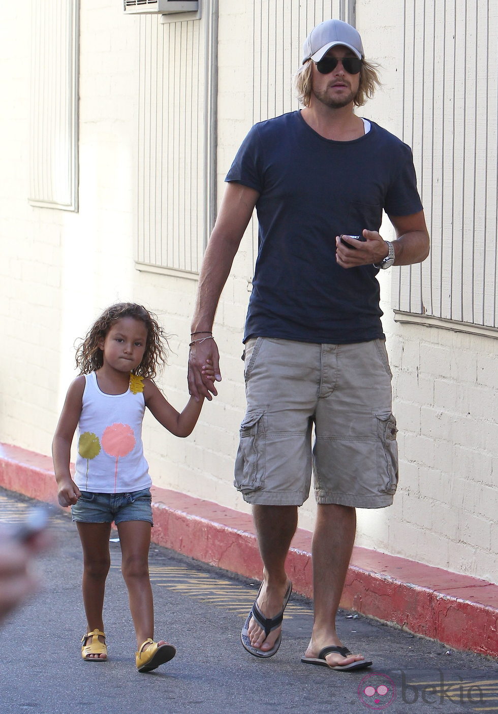 Gabriel Aubry de la mano con su hija Nahla