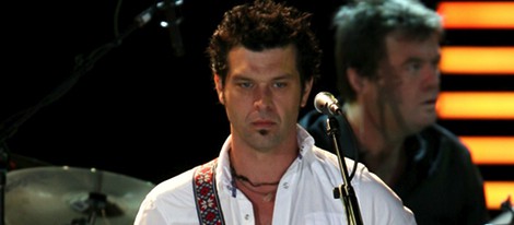 Doyle Bramhall II tocando en un concierto