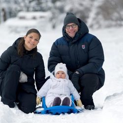 Victoria y Daniel de Suecia con la Princesa Estela en la nieve