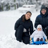 Victoria y Daniel de Suecia con la Princesa Estela en la nieve