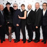 Pedro Almodóvar posa junto a su hermano y sus amigos en su homenaje en Londres