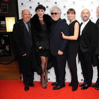 Pedro Almodóvar posa junto a su hermano y sus amigos en su homenaje en Londres