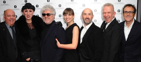 Pedro Almodóvar posa junto a su hermano y sus amigos en su homenaje en Londres