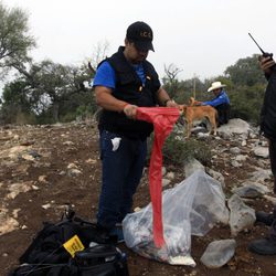 Policías peinando en el lugar del accidente del avión donde viajaba Jenni Rivera