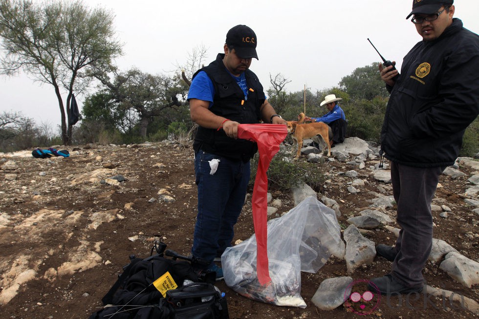 Policías peinando en el lugar del accidente del avión donde viajaba Jenni Rivera