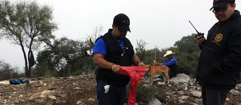 Policías peinando en el lugar del accidente del avión donde viajaba Jenni Rivera