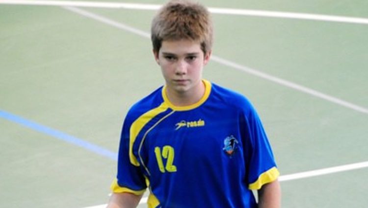 Juan Urdangarín jugando un partido de balonmano