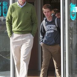 Iñaki Urdangarín y su hijo Juan a la salida de un partido de balonmano